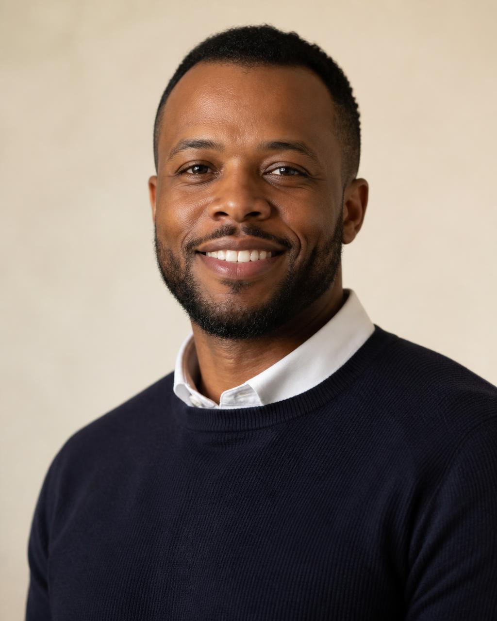 Professional headshot of a job applicant edited by Laranja Pay